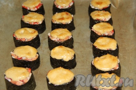 Запекать роллы под спайси соусом в разогретой духовке при температуре 200 градусов, примерно, 3-4 минуты. Если духовка позволяет, то выставить только верхний нагрев.