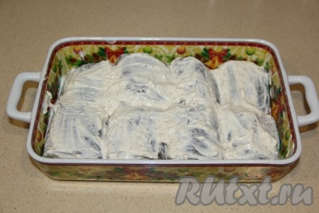 Затем выложить в один слой кусочки минтая в сметане в жаропрочную форму.
