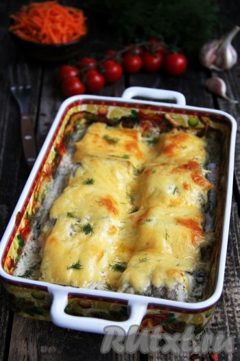 Подать минтая, запечённого в сметане с сыром, в горячем виде, дополнив любимым гарниром. Рыбка получается очень нежной, вкусной и сочной!
