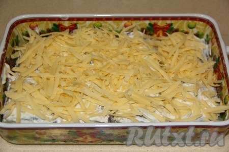 Минтая в сметане сверху покрыть натёртым сыром.
