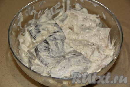 Выложить в сметанный маринад кусочки минтая и хорошо перемешать. Кусочки должны полностью покрыться маринадом. Оставить рыбку на 30 минут.