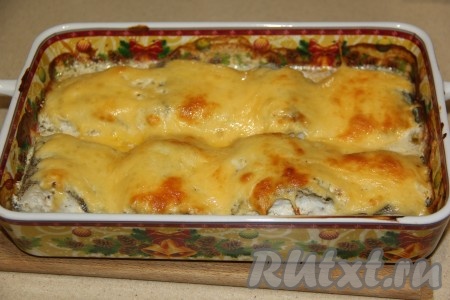 Поставить форму с рыбой в разогретую духовку и запекать при нижнем нагреве при температуре 200 градусов 30 минут.
