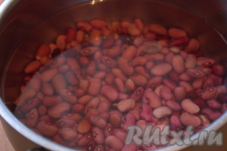 По прошествии времени слить воду, хорошо промыть набухшую фасоль, поместить в кастрюлю, влить 3 стакана холодной воды. Кастрюлю с фасолью поставить на огонь и варить с момента закипания на медленном огне, накрыв крышкой, 60-90 минут (время варки зависит от сорта фасоли). Готовые зёрна фасоли должны быть достаточно мягкими. Затем воду слить и дать фасоли остыть.