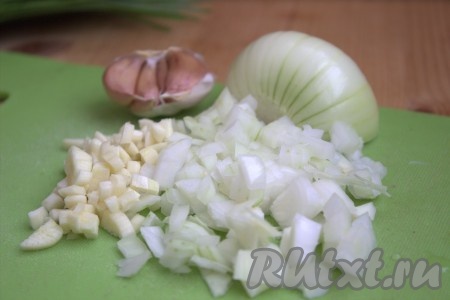 Очищенную луковицу и очищенный чеснок нарезать на мелкие кубики.