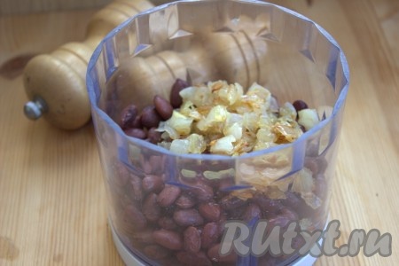 Остывшие фасоль, обжаренные лук и чеснок поместить в измельчитель (если нет измельчителя, можно пропустить несколько раз через мясорубку).