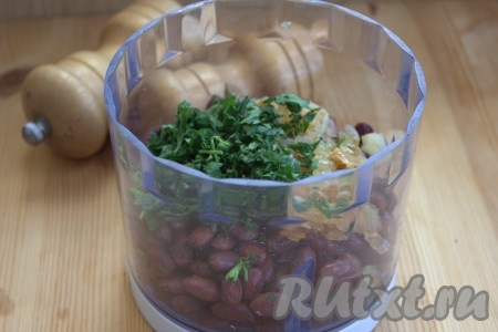 Петрушку вымыть, мелко нарезать и тоже добавить в измельчитель.