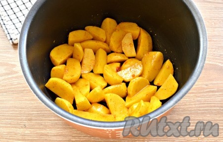 Картошку, смешанную с маслом и специями, переложить в съёмную чашу мультиварки.
