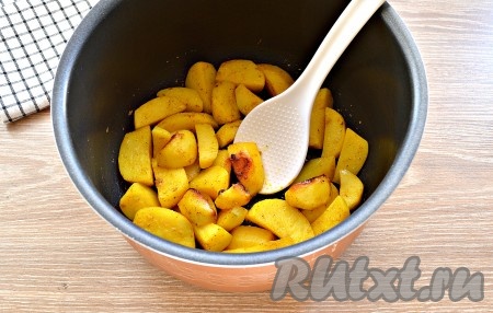 Закрыть крышку мультиварки, включить программу "Выпечка" на 40 минут. Готовить картошку по-деревенски до окончания программы.
