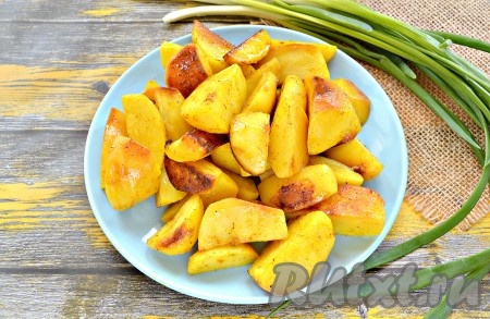 Картофель по-деревенски, приготовленный в мультиварке, получается мягким внутри и с аппетитной корочкой снаружи. Подавать его к столу можно с овощами, мясом, грибами или в качестве самостоятельного блюда.