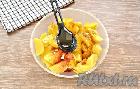 Сюда же влить подсолнечное масло.
