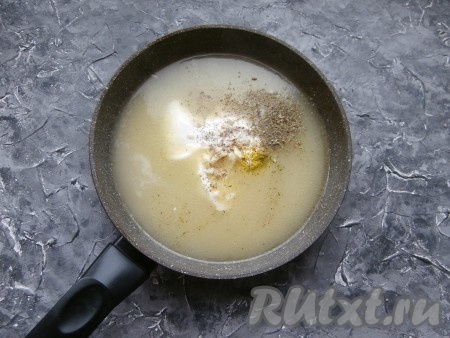 Довести смесь до кипения, а затем проварить на небольшом огне пару минут. Убрать сковороду с огня и добавить сметану, измельчённый чеснок, соль, молотый чёрный перец, травы и специи.
