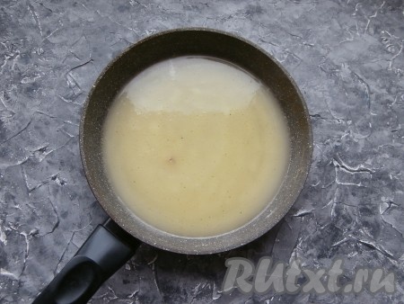 Когда мука станет кремового цвета, постепенно влить к ней горячий бульон, непрерывно и тщательно перемешивая, чтобы не было комочков. Если комочки всё-таки останутся, процедите смесь через сито.
