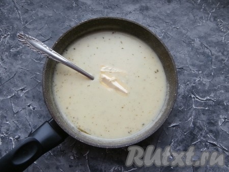 Добавить в подливу сливочное масло и выключить огонь. Перемешивать подливу до тех пор, пока масло не расплавится.
