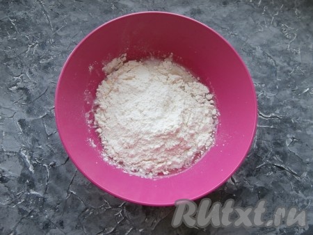 Хорошо перемешать молочно-дрожжевую смесь, всыпать муку.
