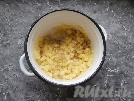 Довести до кипения, воду посолить по вкусу и варить картофель на медленном огне под прикрытой крышкой до готовности (25-30 минут). Затем, слив лишнюю воду, картофель потолочь, добавить немного молока и чёрного молотого перца, перемешать.
