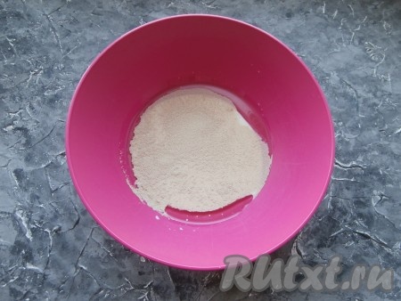 Вначале замесим дрожжевое тесто для лепёшек, для этого к тёплому молоку (температура молока должна быть около 40 градусов) нужно добавить соль, сахар, растительное масло и всыпать дрожжи.
