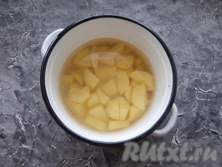 Пока тесто "подходит", приготовим картофельную начинку для лепёшек. Для этого очищенные картофелины нужно выложить в кастрюлю (если клубни крупные, можно разрезать их на части), залить полностью водой и поставить на огонь.
