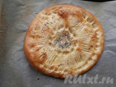 Включить духовку на 180 градусов и пока она разогреется, лепёшкам хватит времени для расстойки. Выпекать каждую лепёшку при температуре 180 градусов 25 минут.