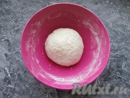 Замесить мягкое, но не липнущее тесто, которое нужно прикрыть полотенцем (или плёнкой) и оставить в тёплом месте на час.