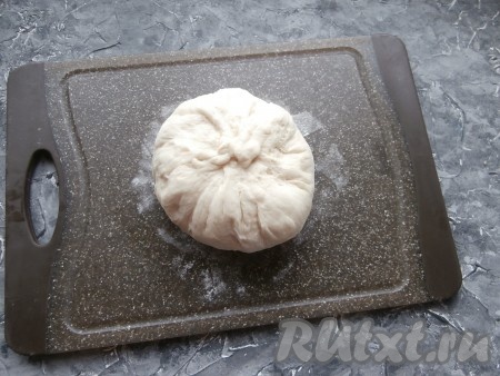 Тесто собрать по типу хинкали, то есть края теста собрать "юбочкой" вверху, тщательно залепив края.