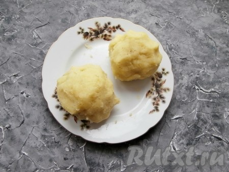 Дать картофельному пюре немного остыть, разделить на 2 части, каждую - собрать в ком, дать полностью остыть.