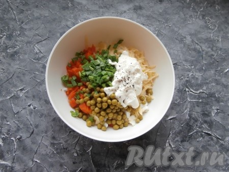 Салат посолить и поперчить, добавить майонез.