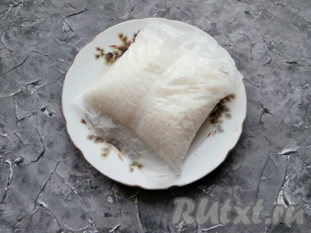 Морковь отварить заранее в течение минут 25 с момента закипания воды, после этого остудить и очистить. Нужное количество риса отварить до готовности. Нужно, чтобы рисинки стали мягкими, но не превратились в кашу. Если рис в пакетике - варите по инструкции по упаковке, если же у вас обычный сухой рис, его нужно промыть, выложить в кастрюлю, залить холодной водой (воды должно быть в 2 раза больше, чем риса), поставить на огонь, а после закипания варить на небольшом огне около 15-20 минут (воды в кастрюле не должно остаться). Готовый рис остудить.