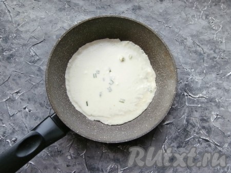 Сковороду разогреть, смазав её немного растительным маслом. Наливать тесто в сковороду, распределяя его по всему дну.
