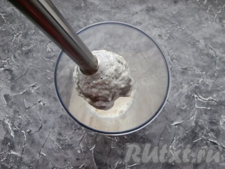 Измельчить лук с яйцом до кашицеобразной массы погружным блендером.
