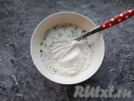 Всыпать муку и замесить обычное блинное тесто.
