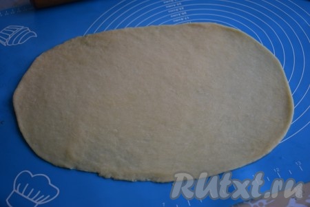 Раскатываем обе части теста на припылённой мукой поверхности в пласты толщиной, примерно, 3 мм.
