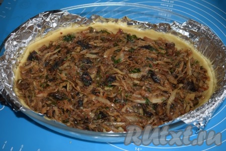 На тесто выкладываем нашу остывшую постную начинку и разравниваем её.
