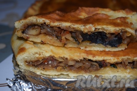 Накрываем пирог полотенцем и оставляем остывать до комнатной температуры. Остывший пирог нарезаем на порционные кусочки и подаём к столу. Такой постный пирог хорош и в качестве основного блюда, и в качестве закуски, и в сочетании с чаем или кофе.