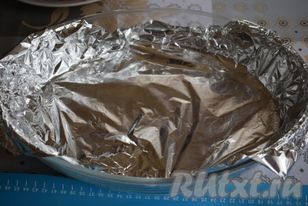 Форму, в которой будем печь пирог, застилаем фольгой (или пергаментом). Я выпекала в стеклянной овальной форме диаметром 24-26 см.
