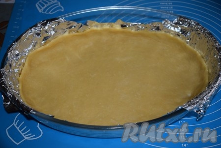 Формируем дно и бортики нашего пирога.
