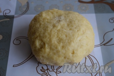 По консистенции тесто получается плотным, но нежным, совершенно не липнет к рукам, по структуре как бы ноздреватое. Накрываем тесто плёнкой и оставляем полежать на 20 минут при комнатной температуре, для того чтобы оно стало более податливым и мягким.
