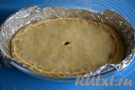 В центре пирога делаем отверстие для того, чтобы пар имел выход и не порвал нам верхушку постного пирога с капустой и грибами.
