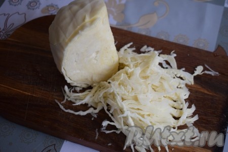 Сначала приготовим начинку для нашего пирога, так как тесто замешивается быстро, а начинке ещё надо остыть. Для этого капусту нашинкуем тонкой соломкой.
