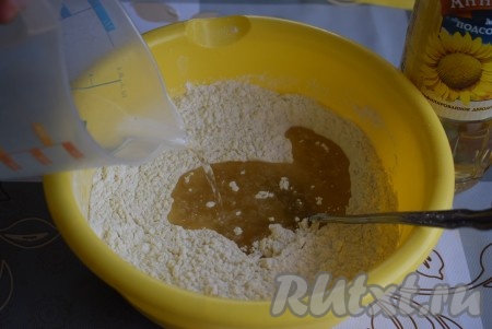 Вливаем в миску растительное масло и тёплую (около 40 градусов) воду.
