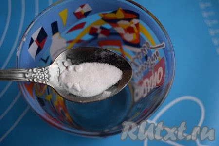 Далее приготовим содовую смесь для смазки пирога. Эта смесь придаст румяный, красивый цвет готовой выпечке. В кружку кладём соду и разбавляем её водой. В готовом пироге сода совсем не ощущается. Это проверено мною лично, так как я категорически не переношу запах и вкус соды. Если бы сода чувствовалась, я бы не советовала так делать.
