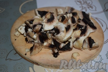 С шампиньонов снимем верхнюю кожицу и нарежем их на кусочки.
