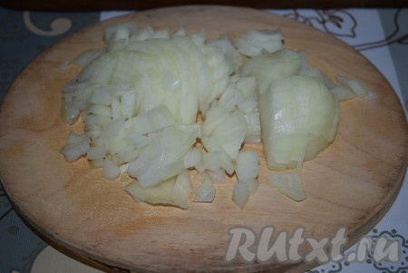 Лук очистим от кожицы и нарежем на кубики.
