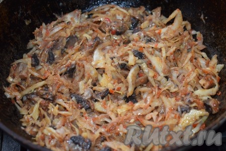 Тушим капусту с грибами и луком ещё минут 10 на самом слабом огне (до готовности), не забывая помешивать время от времени.
