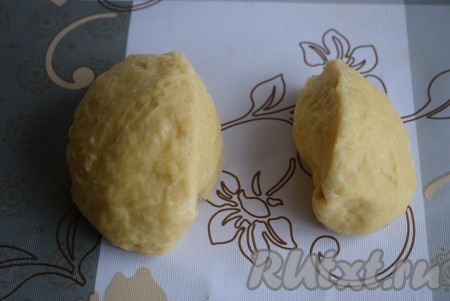 Далее ещё раз вымешиваем тесто, оно становится более гладким и очень податливым. Разделяем его на 2 кусочка: один большой (он станет основой пирога) и второй маленький (он станет верхней частью выпечки).
