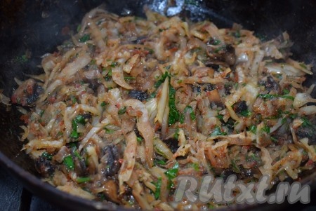 Зелень нарезаем мелко и добавляем к капусте с грибами, перемешиваем и выключаем огонь. Наша начинка для постного пирога готова, охлаждаем её до комнатной температуры.
