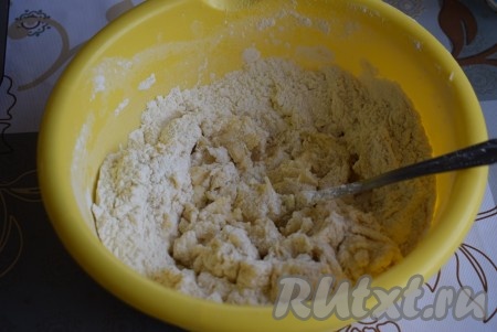 Начинаем замешивать тесто вначале ложкой. Оно очень легко и быстро собирается в шар, продолжаем замешивать руками. Вымешиваем тесто, примерно, 5-7 минут.
