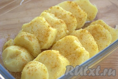 В форму для запекания выложить кружочки картофеля рядами (как на фото). Посолить и приправить специями по вкусу.