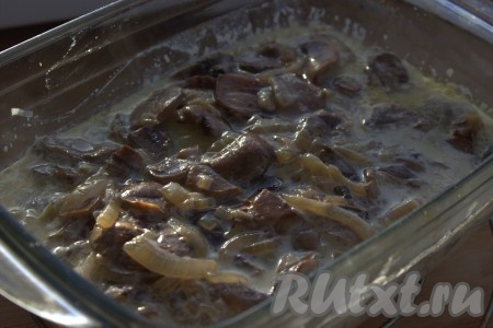 Поверх картофеля выложить обжаренные грибы с луком в сливочном соусе. Поставить картошку с шампиньонами в сливках запекаться в разогретую до 200 градусов духовку на 10-15 минут.