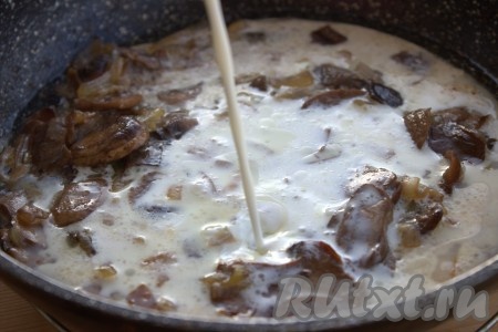 В конце жарки посолить и влить сливки. Довести сливки до кипения и снять с огня.