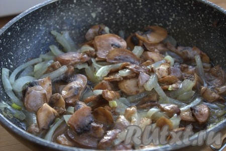 Шампиньоны очистить от грязи, вымыть, нарезать пластинами. На разогретой с растительным маслом сковороде на среднем огне обжарить лук (на это потребуется, примерно, 3-4 минуты). Затем в сковороду к луку добавить шампиньоны. Жарить грибы с луком до золотистого цвета (минут 10), не забывая помешивать.